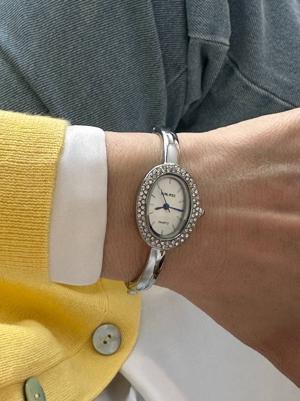 Paslanmaz Çelik Gümüş Renk Kristal Taşlı Beyaz Kadranlı Kelepçe Model Kadın Kol Saati Genişlik 5,5 cm.