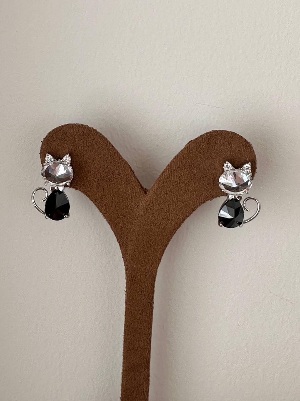 Vip Seri Gümüş Renk 925 K Gümüş Kaplama Zirkon Siyah ve Beyaz Taşlı Kedi Figürlü Küpe Uzunluk 2 cm.