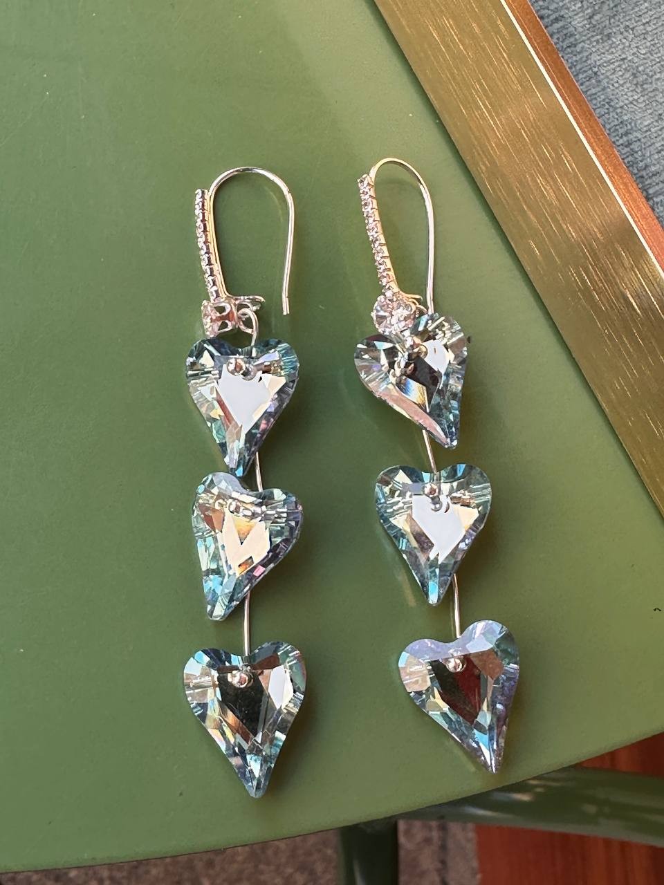 Vip Seri Gümüş Renk Zirkon Taşlı Açık Turkuaz Kalp Taş Sallantı Küpe Uzunluk 8 cm.