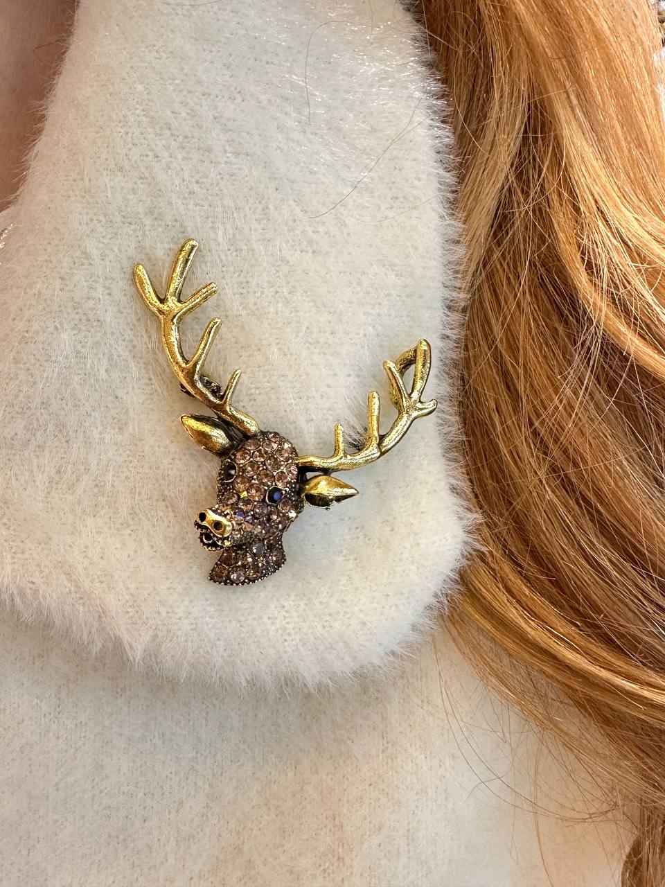Metal Gold Renk Kristal Taşlı Geyik Kafası Tasarım Broş / Yaka İğnesi En Boy 5 cm.