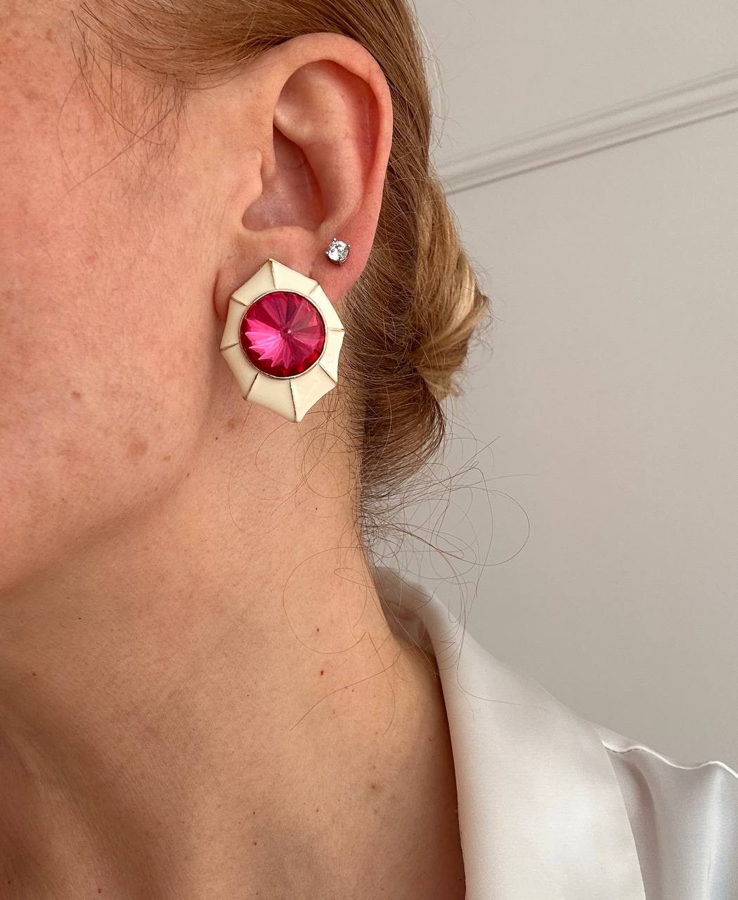 Vip Seri Gold Renk Krem Rengi Mineli Pembe Taşlı Rodyum Kaplama Tasarım Küpe Genişlik 2,5 cm. Uzunluk 3 cm.