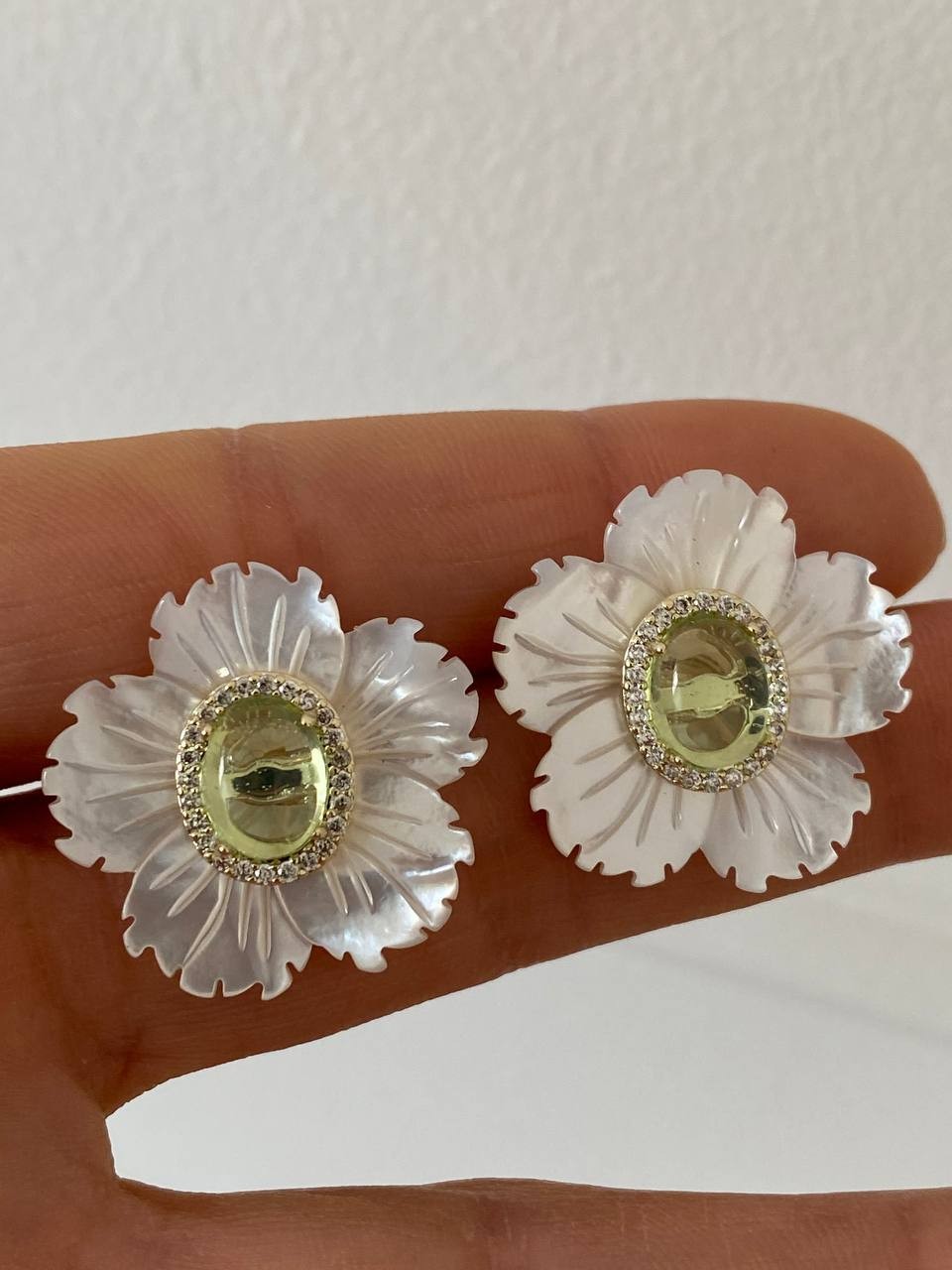 Vip Çelik Gold Renk Zirkon Yeşil Taş ve Orijinal Sedef Taş Antialerjik Çiçek Küpe Genişlik 2,5 cm.