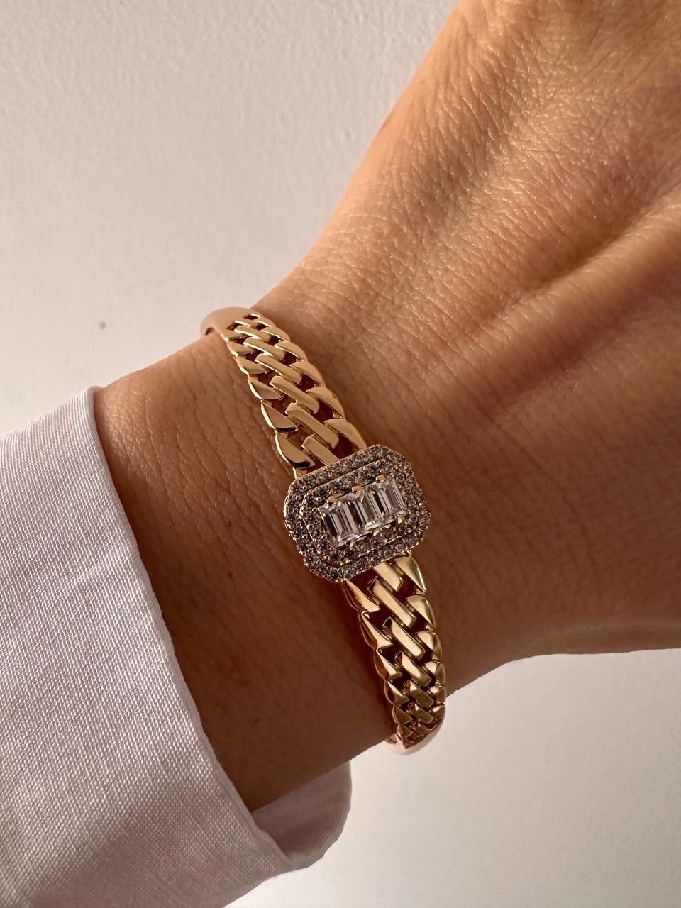 Vip Çelik Gold Renk Zirkon Baget Taş Premium Seri Antialerjik Kelepçe Bileklik Genişlik 6 cm.