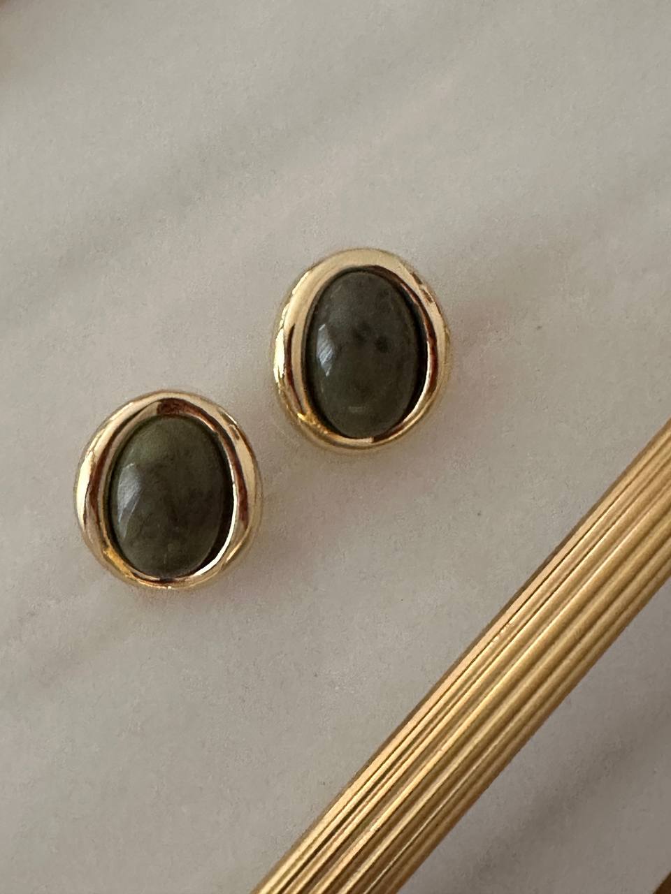 Vip Çelik Gold Renk Haki Renk Taşlı Lazer Kesim Premium Seri Antialerjik Küpe En Boy 2,5 cm.