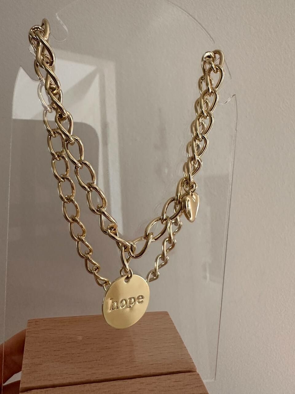 Vip Çelik Gold Renk Kalın Zincir Kalp ve Umut Yazılı Madalyon Detaylı Antialerjik Kolye Uzunluk Min. 40 cm. Max. 45 cm. Kalınlık 6 mm.