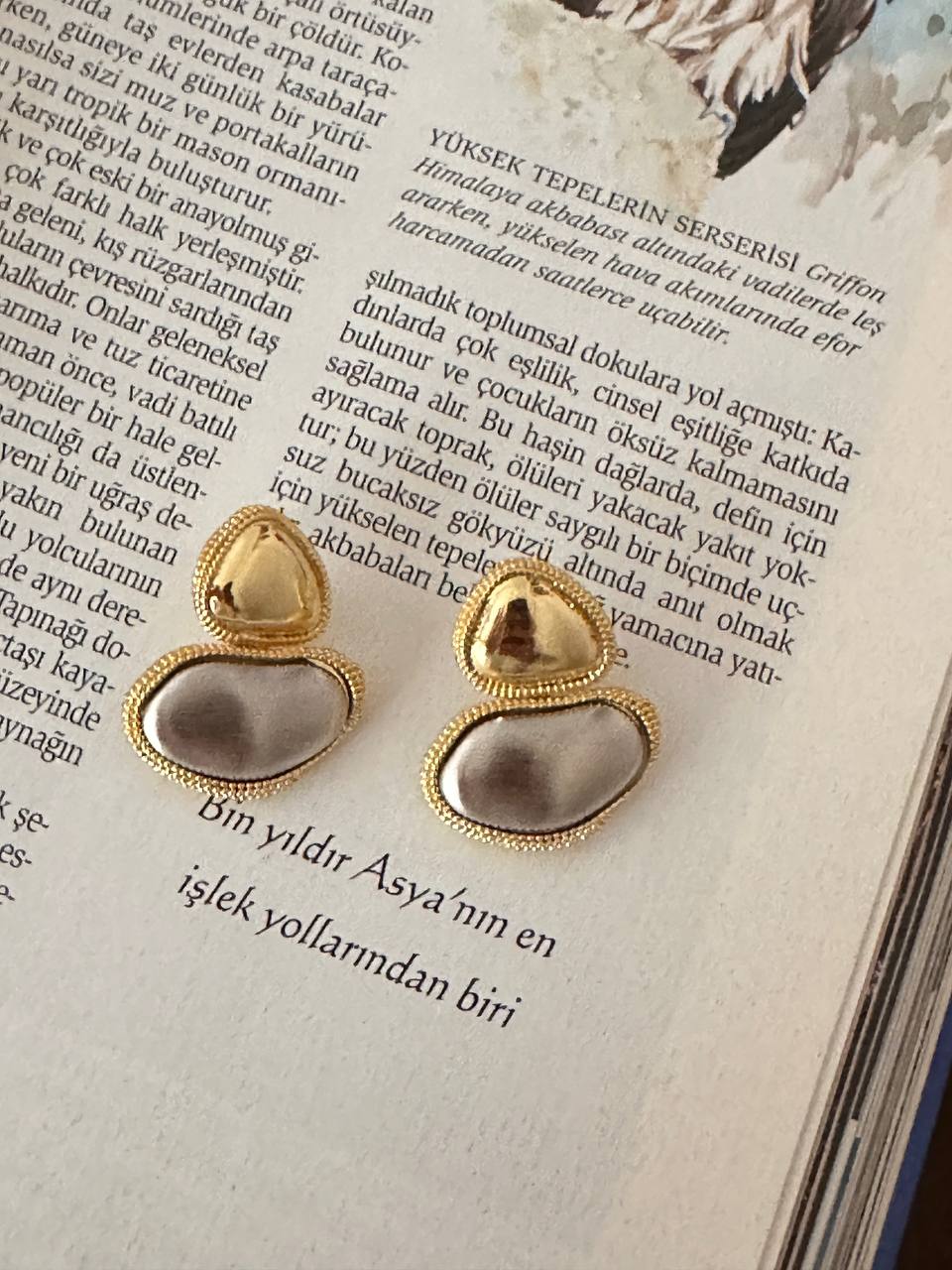 Vip Çelik Gold Renk Gri Taş Sallantılı Lazer Kesim Premium Seri Antialerjik Küpe En Boy 2 cm.