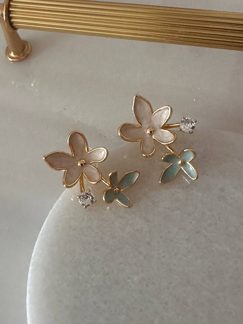 Gold Renk 925 K Gümüş Kaplama Zirkon Taşlı Mineli Çiçek Tasarım Küpe Genişlik 2 cm. Uzunluk 3 cm.