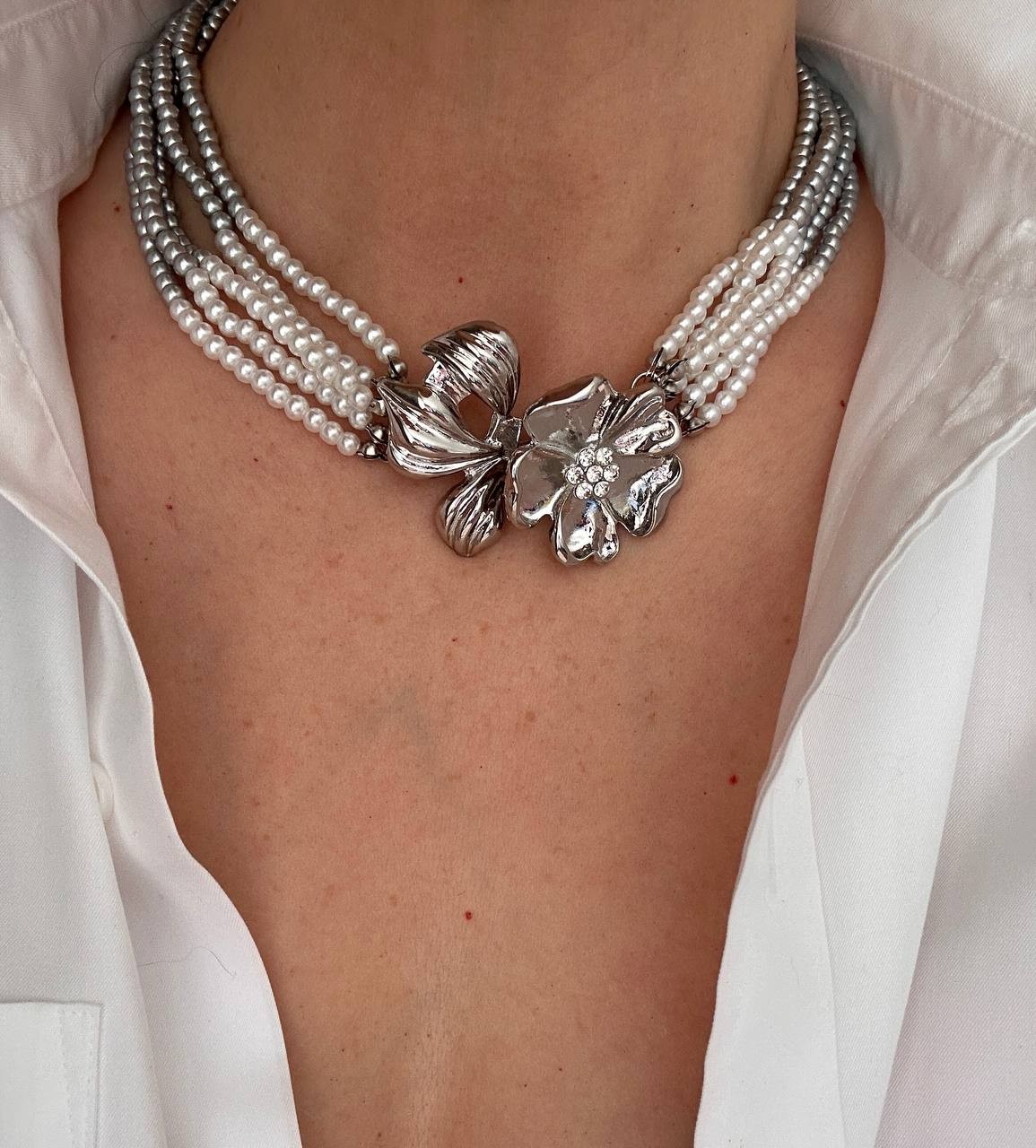 Gümüş Renk Rodyum Kaplama Zirkon Taşlı Beyaz ve Gri İnci Detaylı Çiçek Figürlü 5 Sıralı Choker Kolye Uzunluk 45 cm.