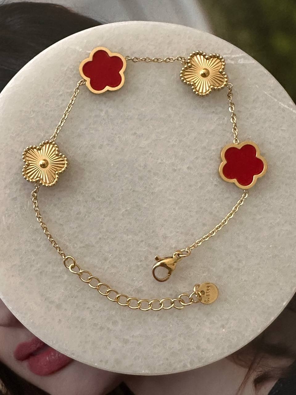 Paslanmaz Çelik Gold Renk Kırmızı Yonca Figürlü Bileklik Uzunluk 16 cm. 20 cm.