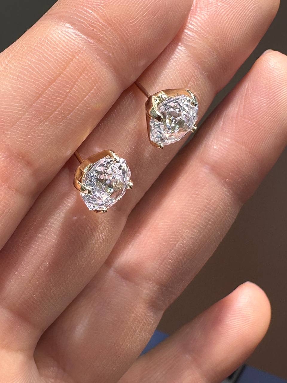 Vip Seri 925 K Gümüş Kaplama Gold Renk Kubik Zirkon Tek Taş Küpe Genişlik 8 mm.