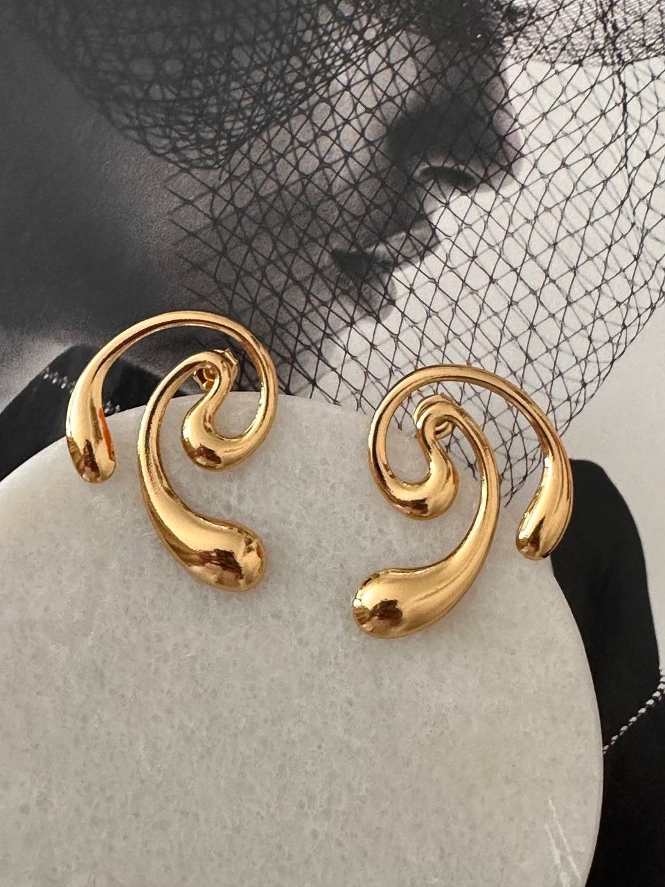 Vip Çelik Gold Renk Lazer Kesim Kıvrımlı Küpe Genişlik 3 cm. Uzunluk 4 cm.