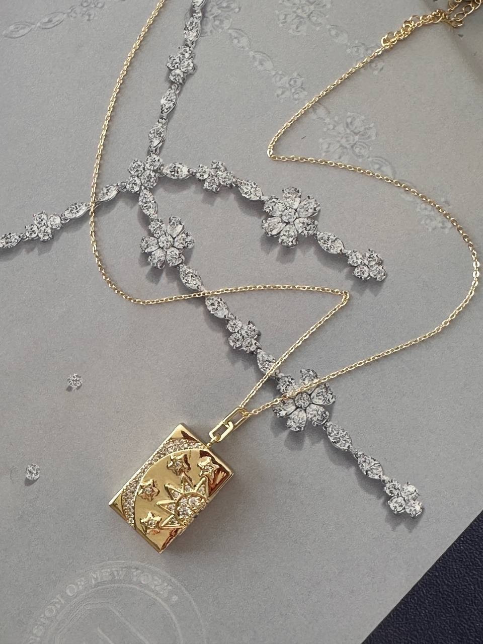 Vip Çelik Gold Renk Zirkon Taşlı İşlemeli Fotoğraf Konulabilen Kolye Uzunluk 50 cm. 55 cm. Uç Genişlik 1,5 cm. Uzunluk 3 cm.