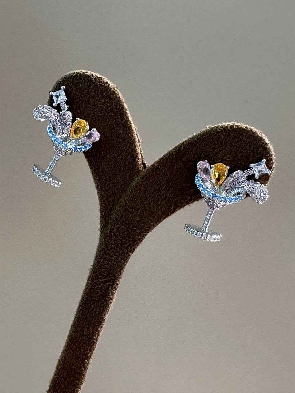 Vip Seri Gümüş Renk Zirkon Renkli Taşlı Rodyum Kaplama Kokteyl Tasarım Küpe Genişlik 1,7 cm. Uzunluk 2,3 cm.