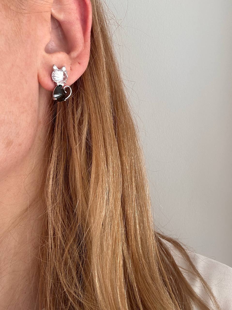 Vip Seri Gümüş Renk 925 K Gümüş Kaplama Zirkon Siyah ve Beyaz Taşlı Kedi Figürlü Küpe Uzunluk 2 cm.