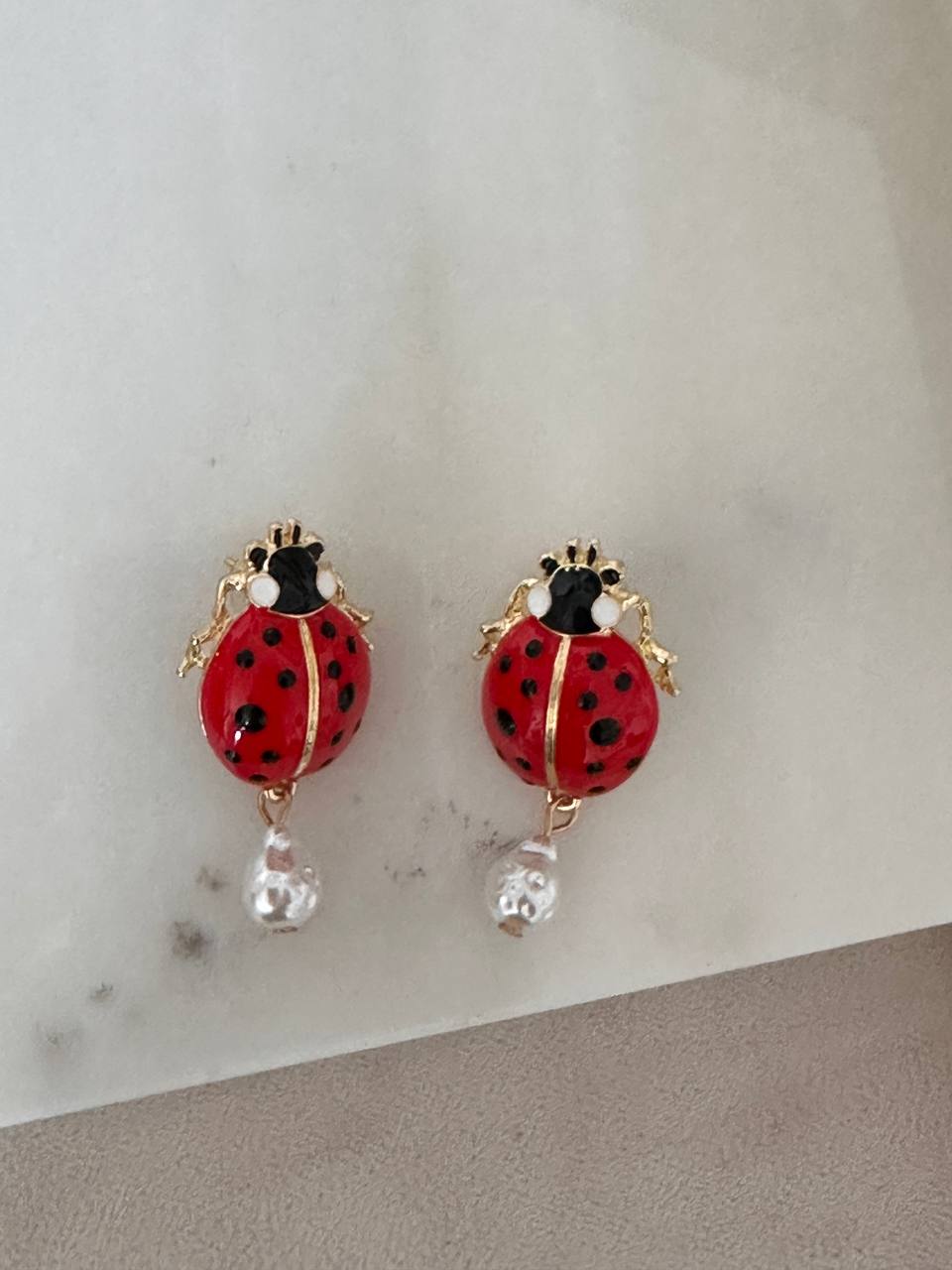 Gold Renk Rodyum Kaplama Uğur Böceği ve Barok İnci Sallantılı Küpe Genişlik 2 cm. Uzunluk 4,5 cm.
