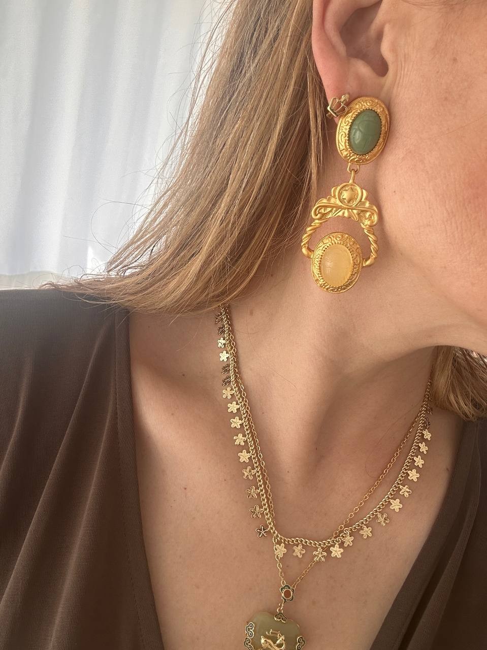 Vip Seri Gold Renk Yeşil ve Krem Rengi Taş Detaylı Rodyum Kaplama Vintage Küpe Uzunluk 6,5 cm.