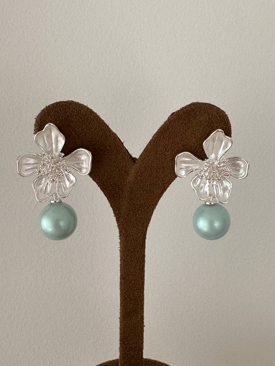 Vip Çelik Gümüş Renk Zirkon Taşlı Çiçek Figürlü Turkuaz İnci Sallantılı Küpe Genişlik 2 cm. Uzunluk 3,5 cm.