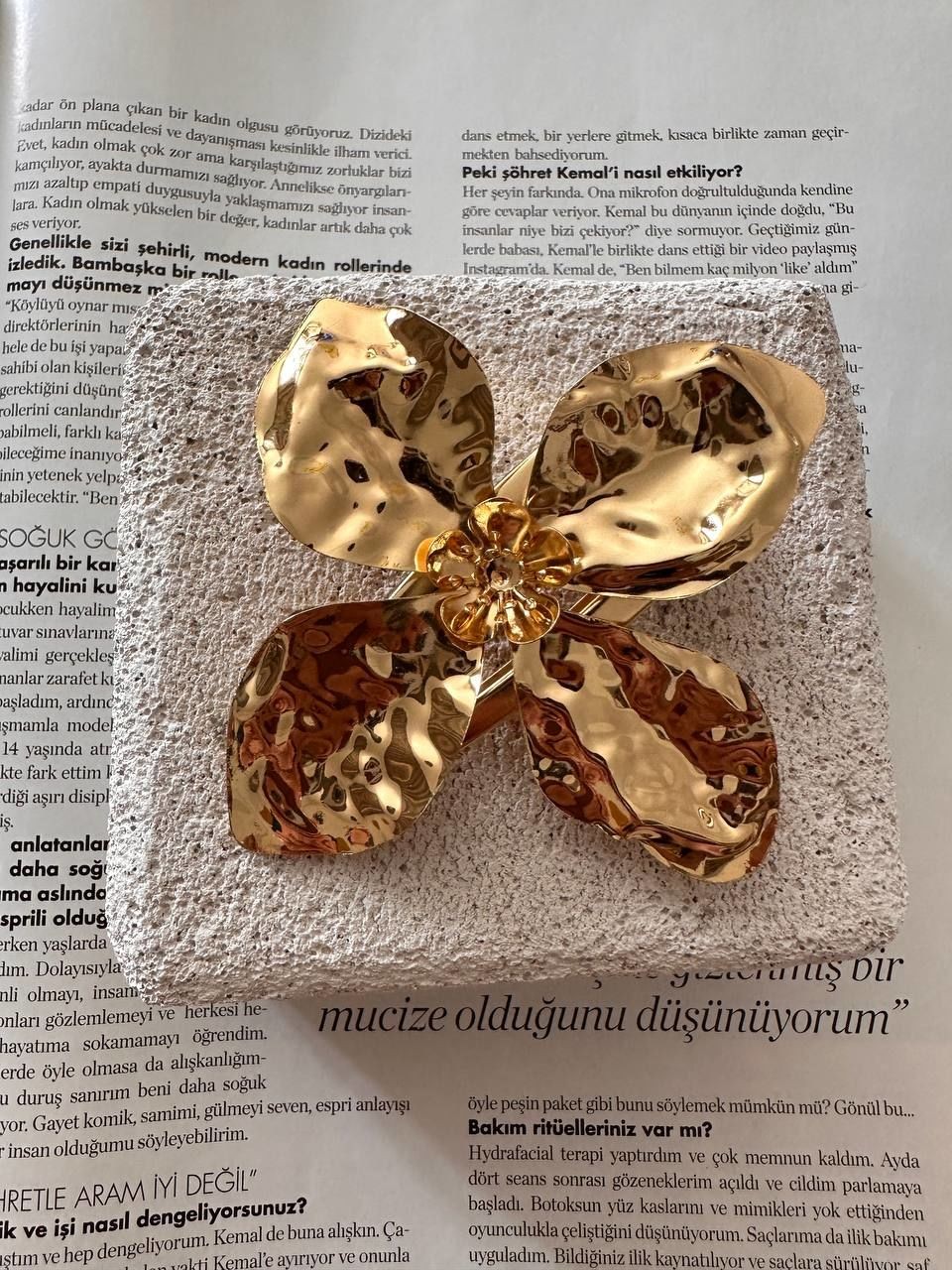 Gold Renk Çiçek Figürlü Metal Pens Toka En Boy 9 cm.