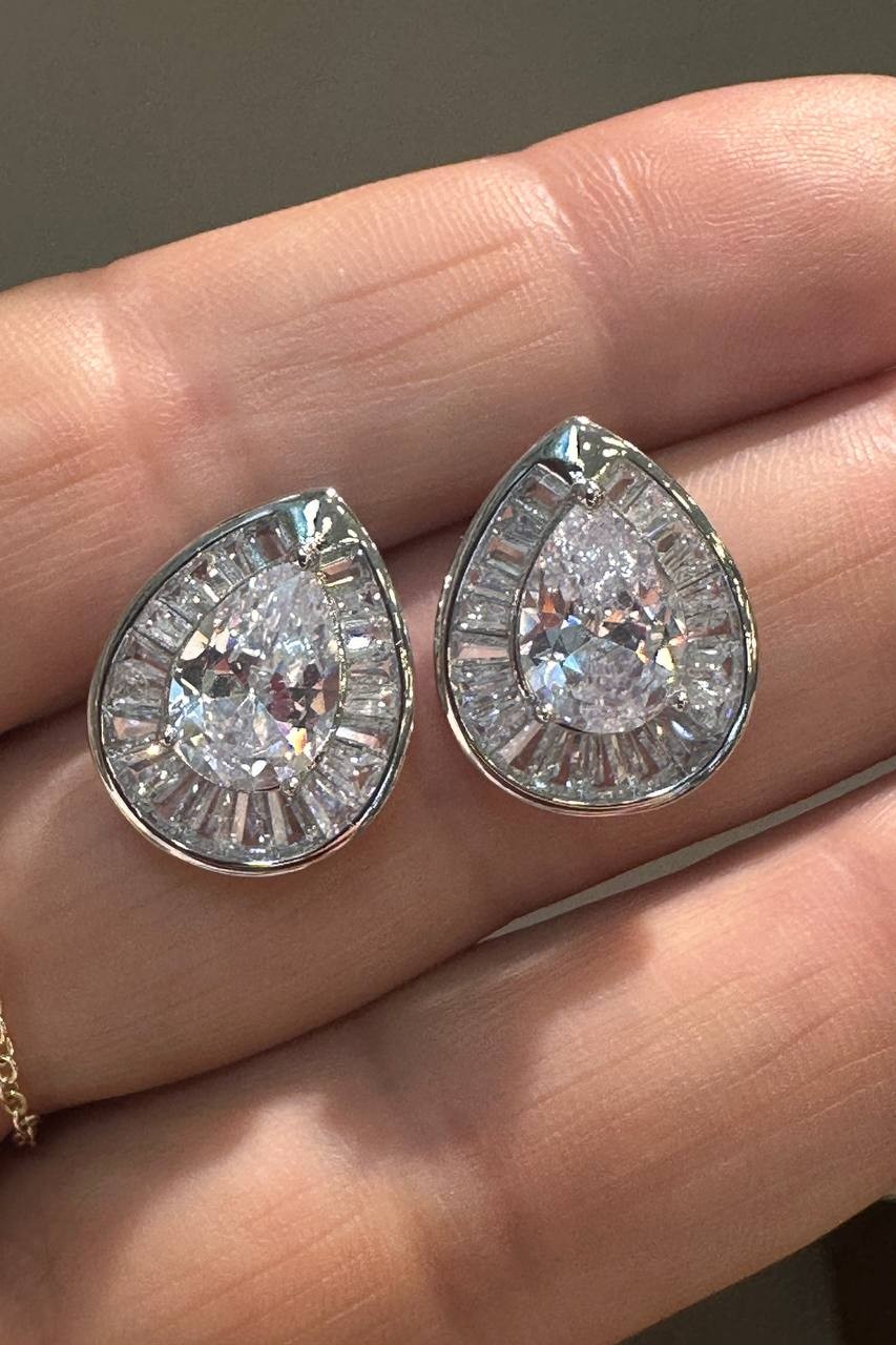 Vip Çelik Gümüş Renk Zirkon Baget ve Damla Taşlı Premium Seri Antialerjik Damla Küpe Genişlik 1,5 cm. Uzunluk 1,8 cm.
