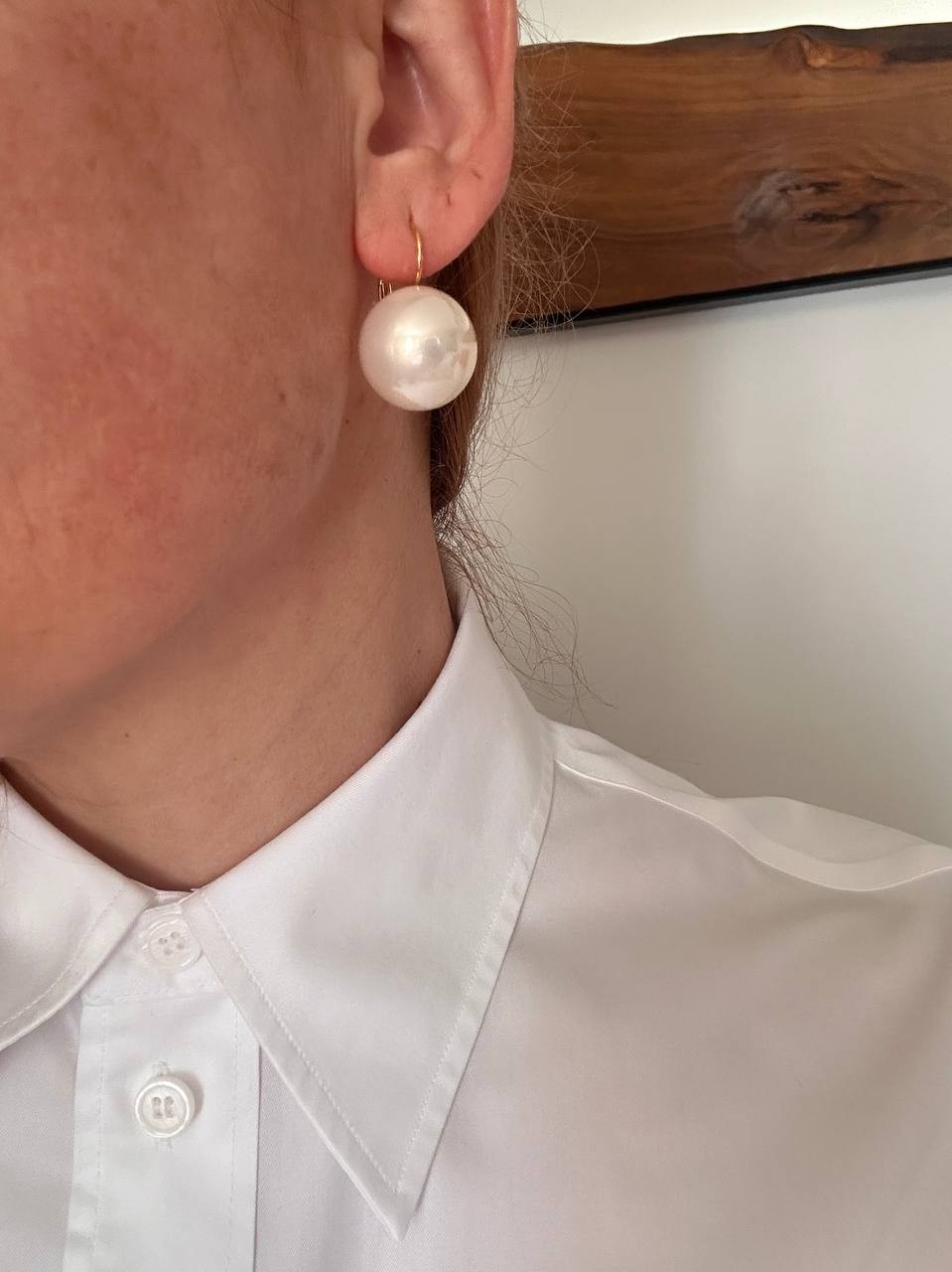 Vip Seri Gold Renk Rodyum Kaplama Büyük İnci Detaylı Vintage Küpe Uzunluk 3 cm.