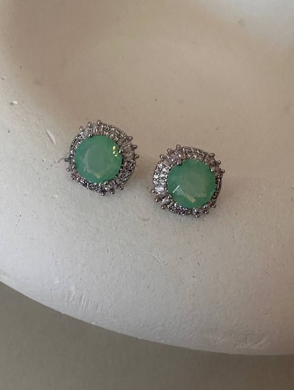 Vip Seri Gümüş Renk 925 K Gümüş Kaplama Zirkon Açık Yeşil Taşlı Küpe Genişlik 1,3 cm.