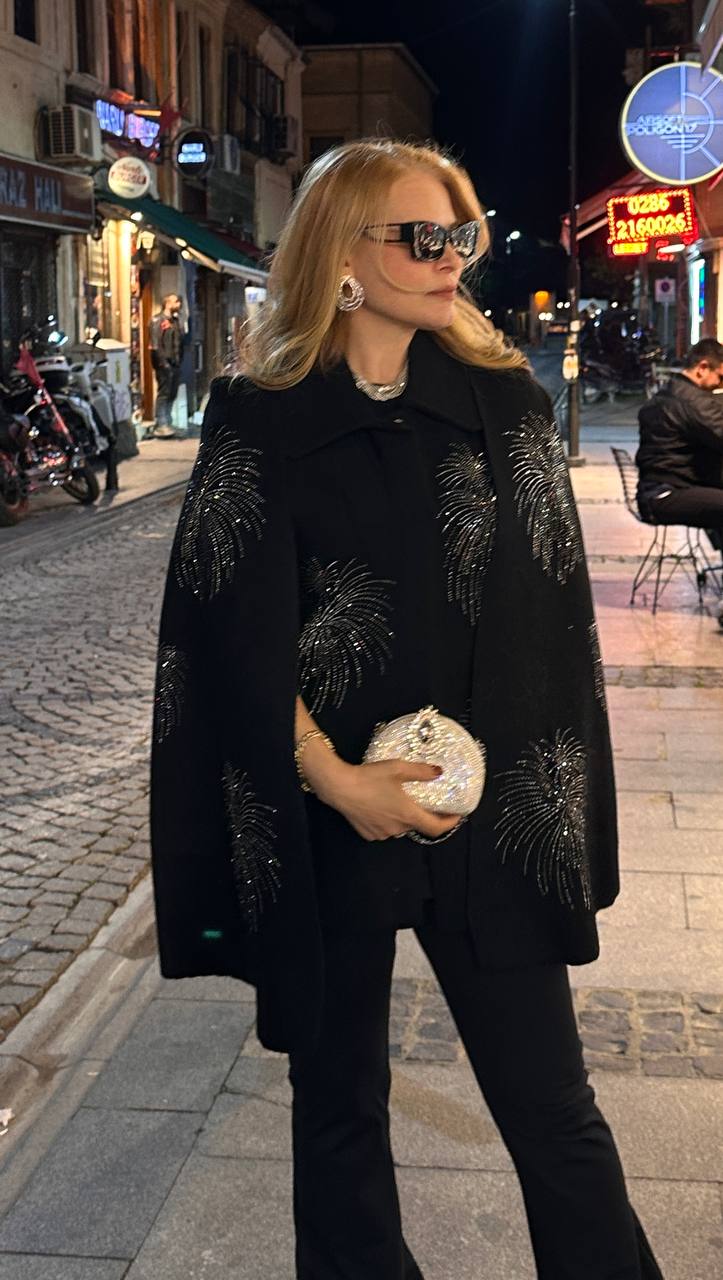 Siyah İthal Yün Kumaş Taşlı Panço Standart Beden