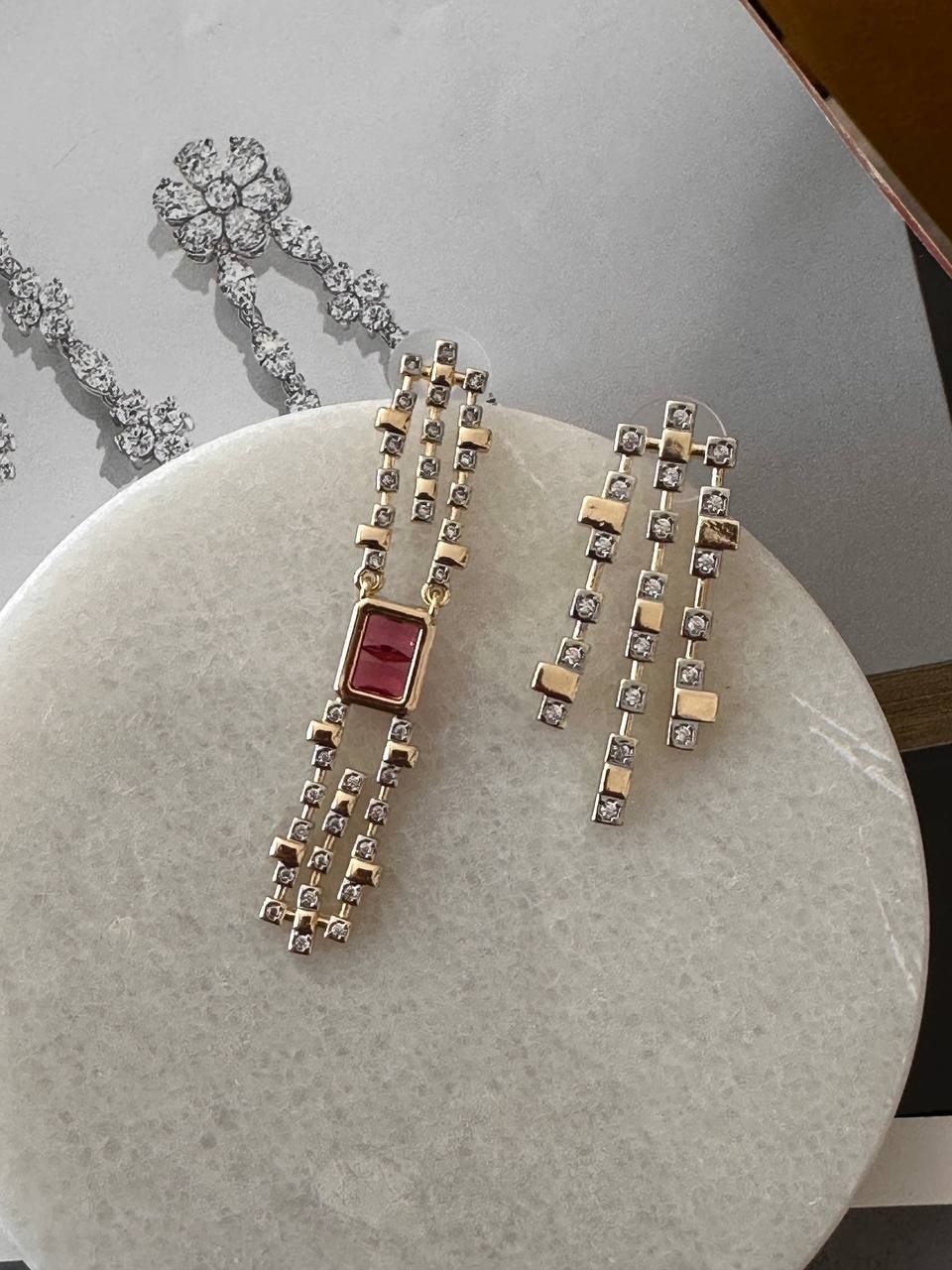 Gold Renk Zirkon Pembe ve Beyaz Taşlı Rodyum Kaplama Vip Seri 2 Farklı Tasarım Küpe Uzunluk 5,5 cm. 4 cm.