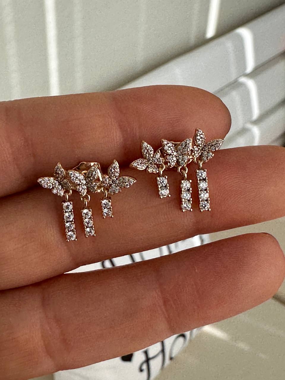 Vip Çelik Gold Renk Zirkon Taşlı 3 Sıra Kelebek Figürlü Küpe Genişlik 2 cm. Uzunluk 1,5 cm.