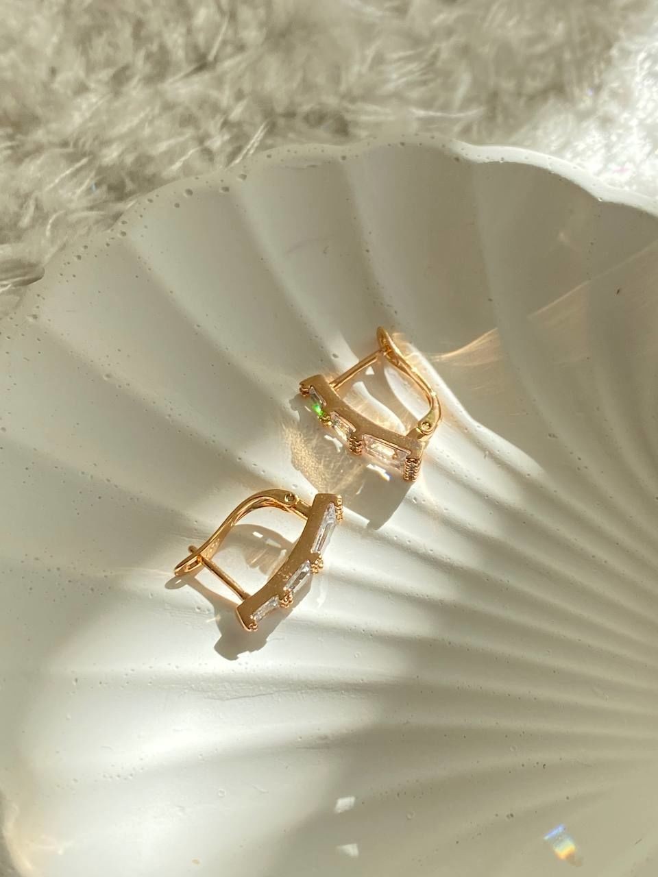 Vip Çelik Gold Renk Zirkon Baget Taş Antialerjik Oval Halka Küpe Genişlik 1 cm. Uzunluk 1,5 cm.