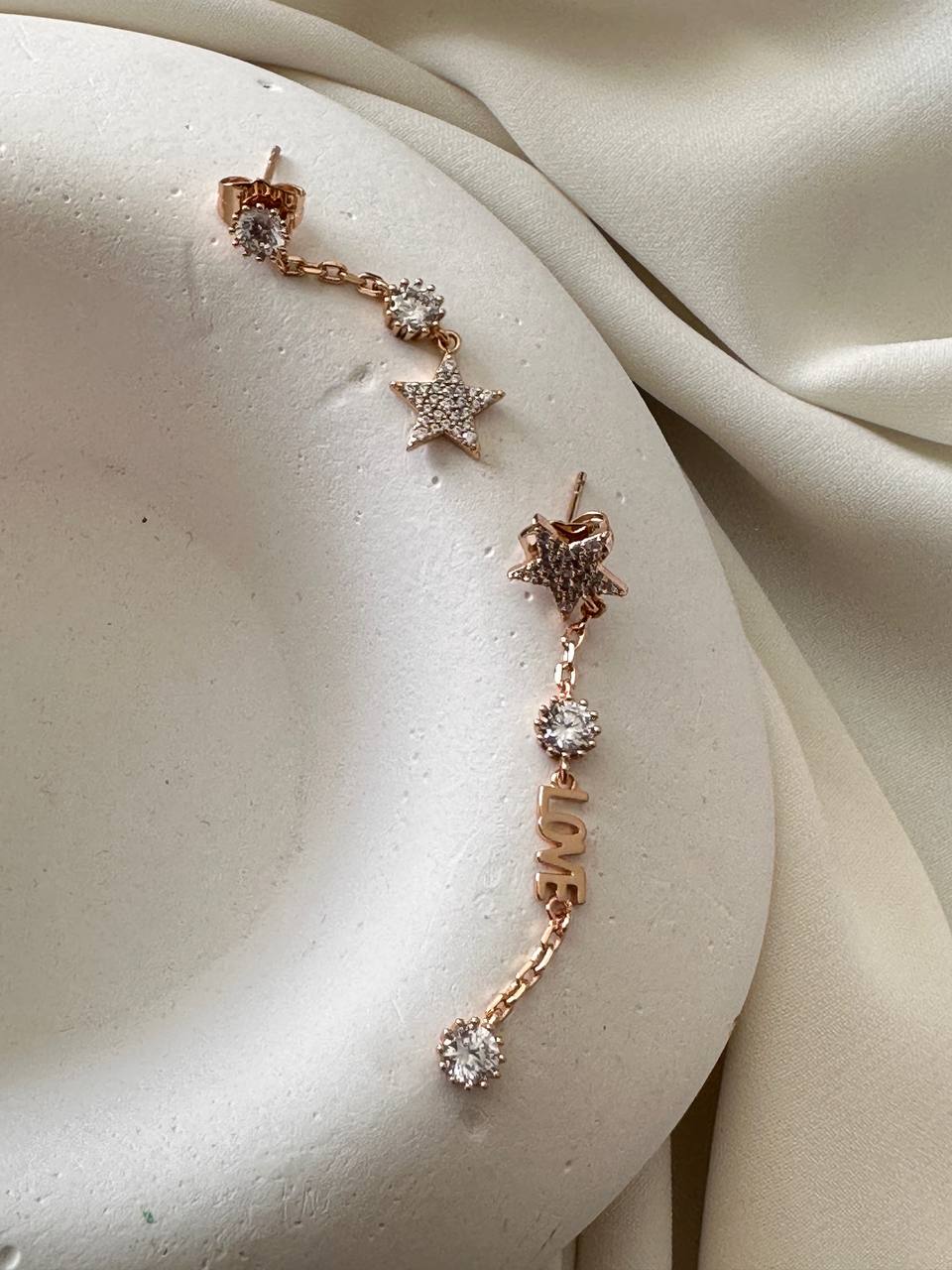 Vip Çelik Gold Renk Zirkon Taşlı Yıldız Figürlü Love Yazılı Sallantılı Küpe Uzunluk 5 cm. 3 cm.