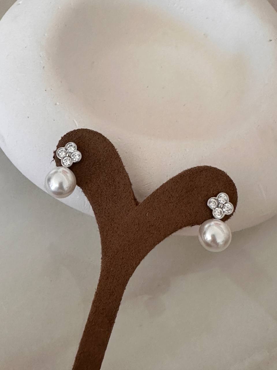 Vip Seri Gümüş Renk 925 K Gümüş Kaplama Zirkon Taş ve Cam İncili Küpe Uzunluk 1,5 cm.