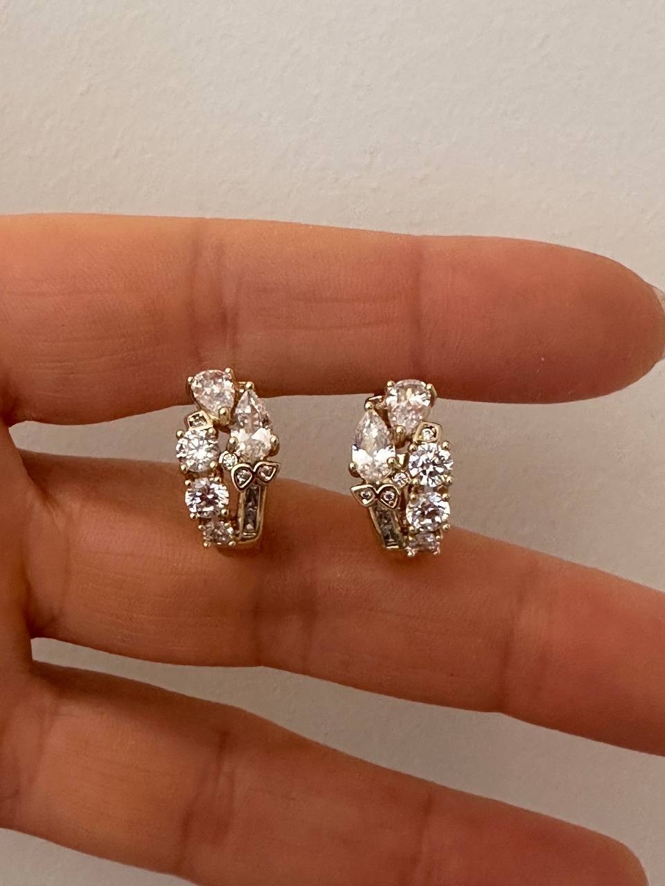 Vip Çelik Gold Renk Zirkon Damla Taşlı Antialerjik Tasarım Halka Küpe Genişlik 2 cm.