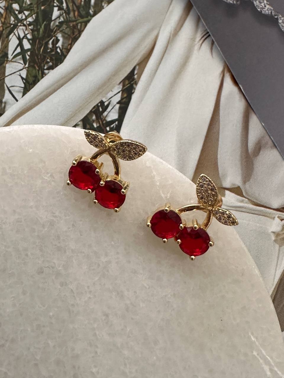 Gold Renk Rodyum Kaplama Zirkon Taşlı Kiraz Figürlü Küpe Genişlik 1 cm. Uzunluk 1,5 cm.