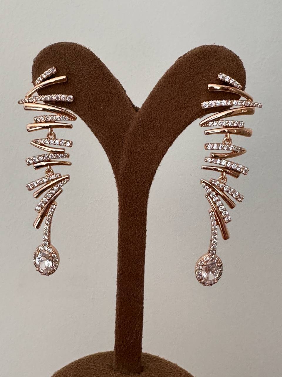 Vip Çelik Gold Renk Zirkon Taşlı Antialerjik Sallantılı Özel Tasarım Küpe Uzunluk 6 cm.