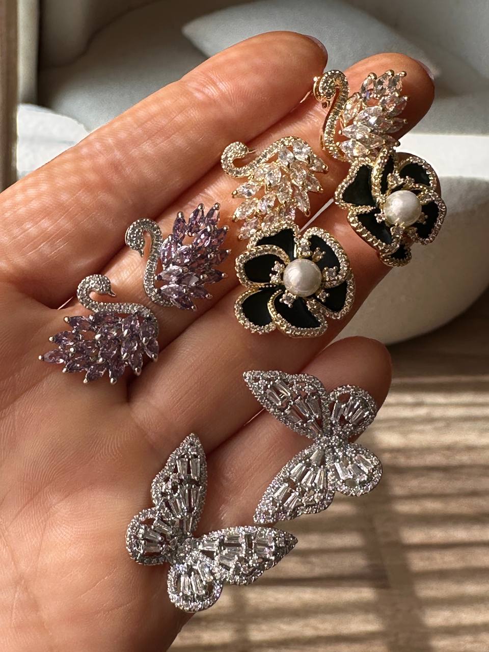 Vip Seri Gold Renk 925 K Gümüş Kaplama Zirkon Taşlı Kuğu Figürlü Küpe Genişlik 2 cm.