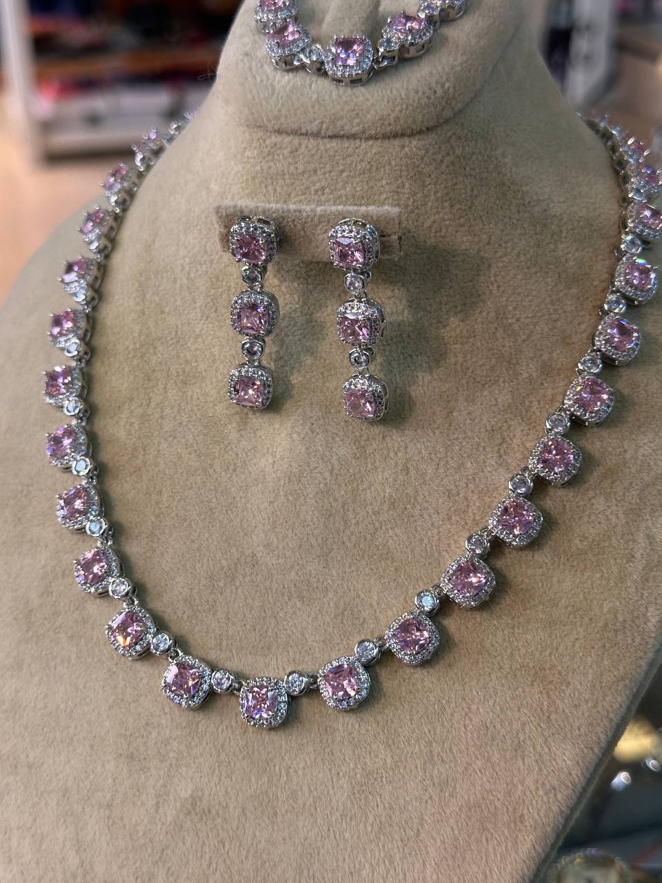 Vip Çelik Gümüş Renk Zirkon Beyaz ve Pembe Taşlı Premium Seri Kolye Küpe Bileklik 3'lü Set Takım