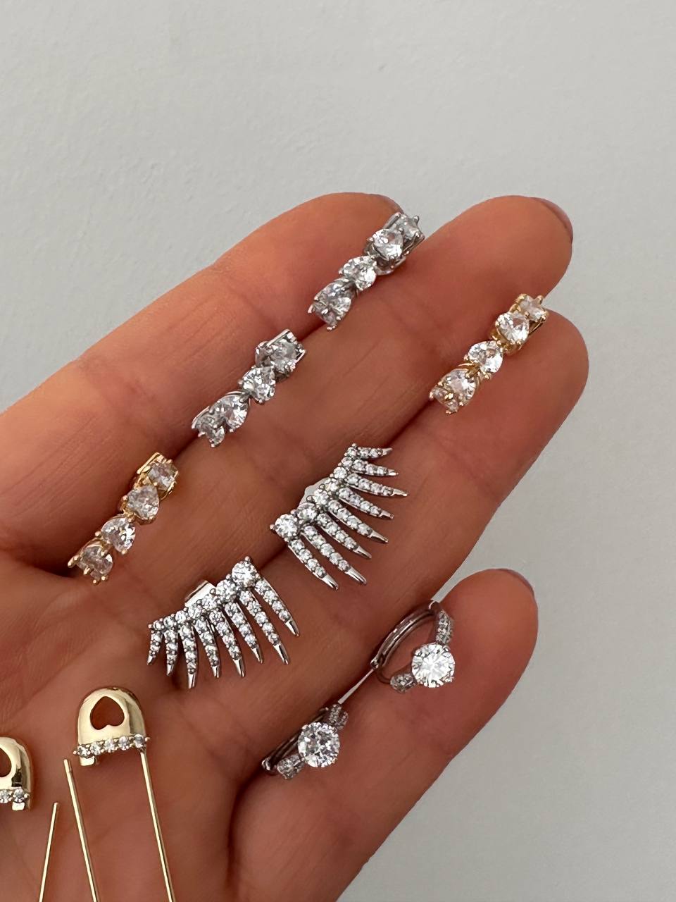 Vip Seri Gold Renk 925 K Gümüş Kaplama Zirkon Kalp Taşlı Yarım Halka Küpe Genişlik 2 cm.