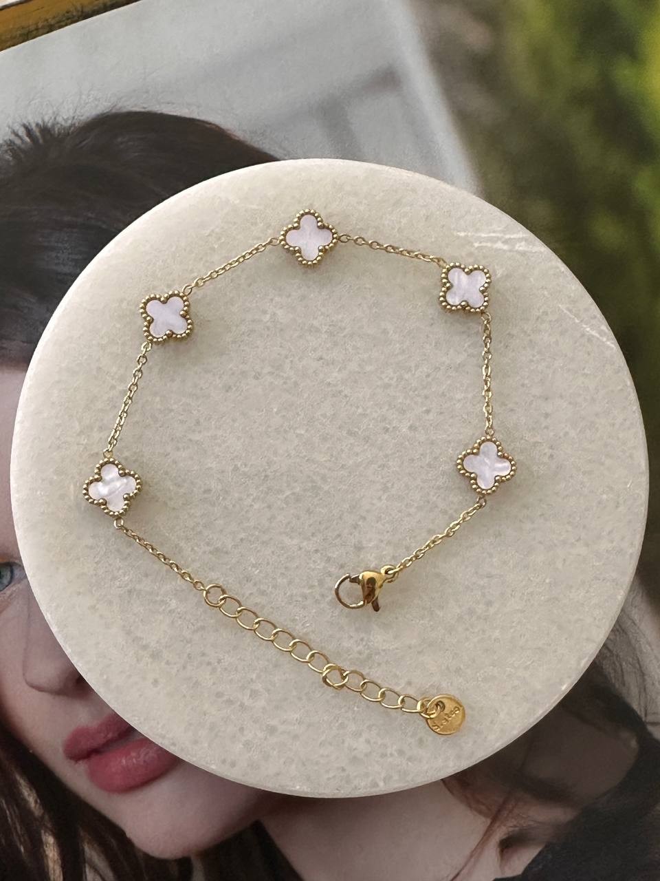 Paslanmaz Çelik Gold Renk Beyaz Yonca Figürlü Bileklik Uzunluk 16 cm. 20 cm.