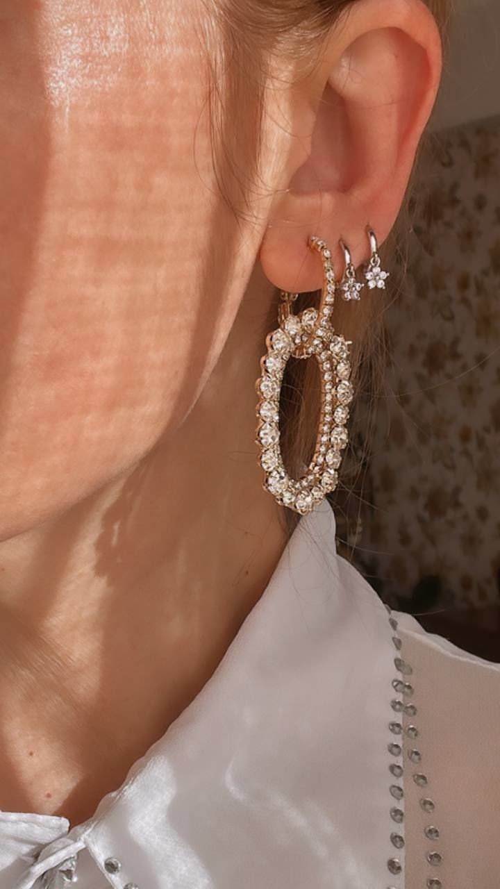 Gold Renk Altın Kaplama Kristal Taşlı Halka Sallantılı Oval Halka Küpe Genişlik 1,5 cm. Uzunluk 5 cm.