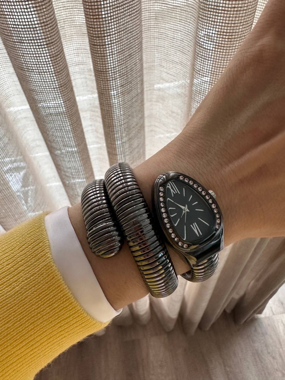 Siyah Renk Kristal Taşlı Yılan Tasarım Spiral Kadın Kol Saati