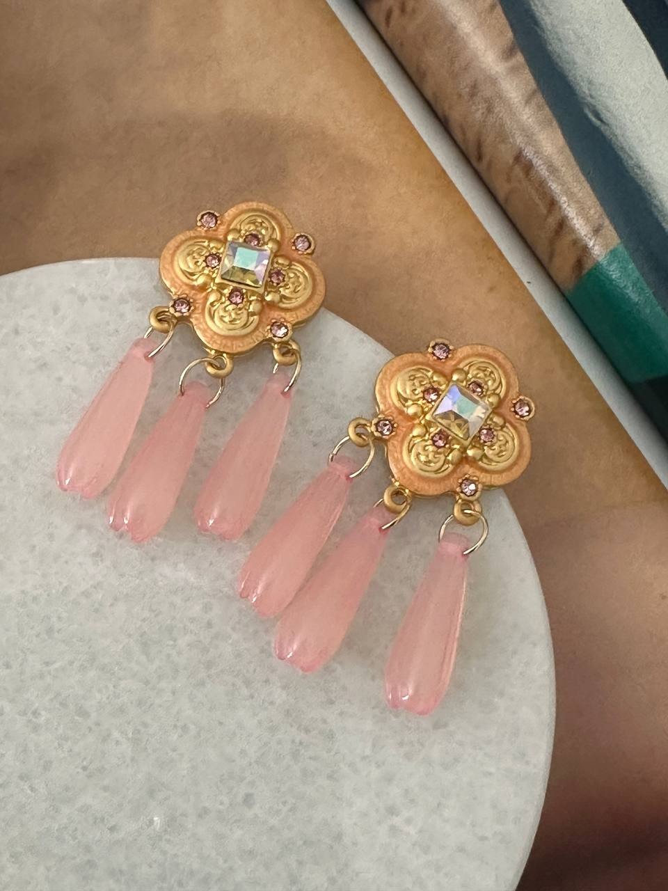 Gold Renk 925 K Gümüş Kaplama Zirkon Taşlı Açık Pembe Taş Sallantılı Otantik Küpe Uzunluk 4 cm.