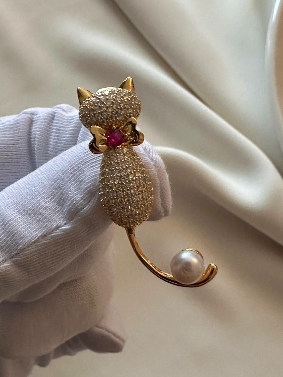 Gold Renk Orijinal Zirkon Taş Kedi Figürlü Özel Seri Broş Uzunluk 4 cm.