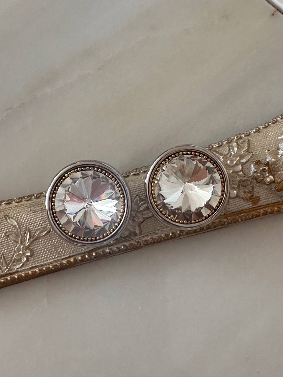 Vip Seri Gümüş Renk Zirkon Taşlı Rodyum Kaplama Tasarım Küpe Genişlik 2,5 cm.