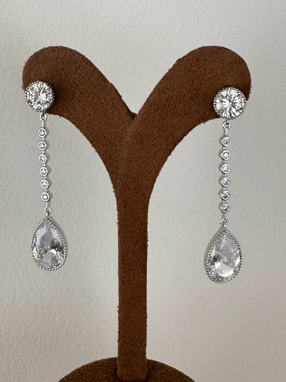 Vip Seri Gümüş Renk 925 K Gümüş Kaplama Zirkon Damla Taş Sallantılı Özel Tasarım Küpe Uzunluk 5,5 cm.