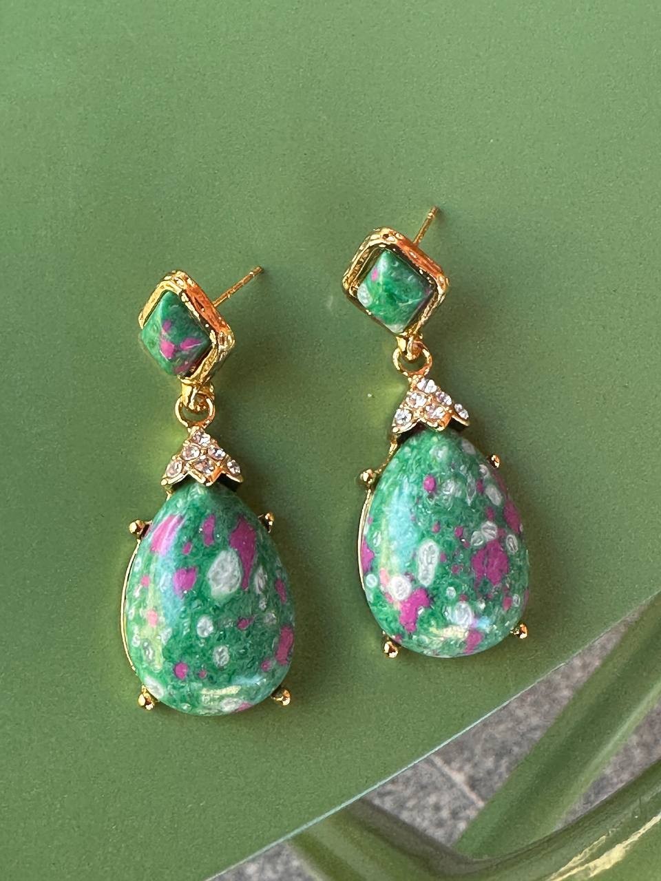 Vip Seri Gold Renk Zirkon Taşlı Rodyum Kaplama Yeşil Damla Taş Sallantılı Küpe Uzunluk 4,5 cm.