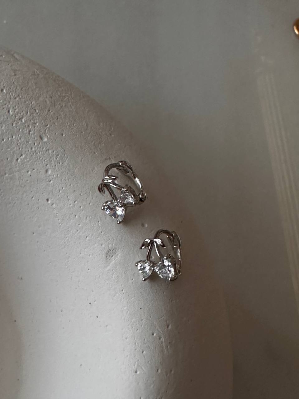 Vip Çelik Gümüş Renk Zirkon Taşlı Kiraz Figürlü Antialerjik Minimal Halka Küpe Genişlik 9 mm.