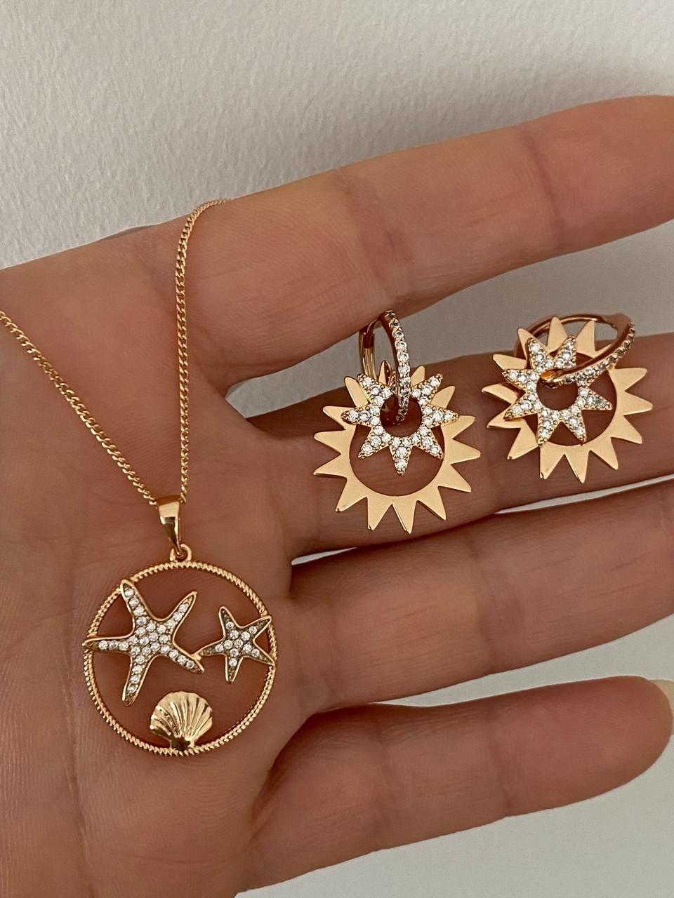 Vip Çelik Gold Renk Zirkon Taş Antialerjik Sallantılı Halka Küpe Genişlik 1,3 cm. Uzunluk 2 cm.