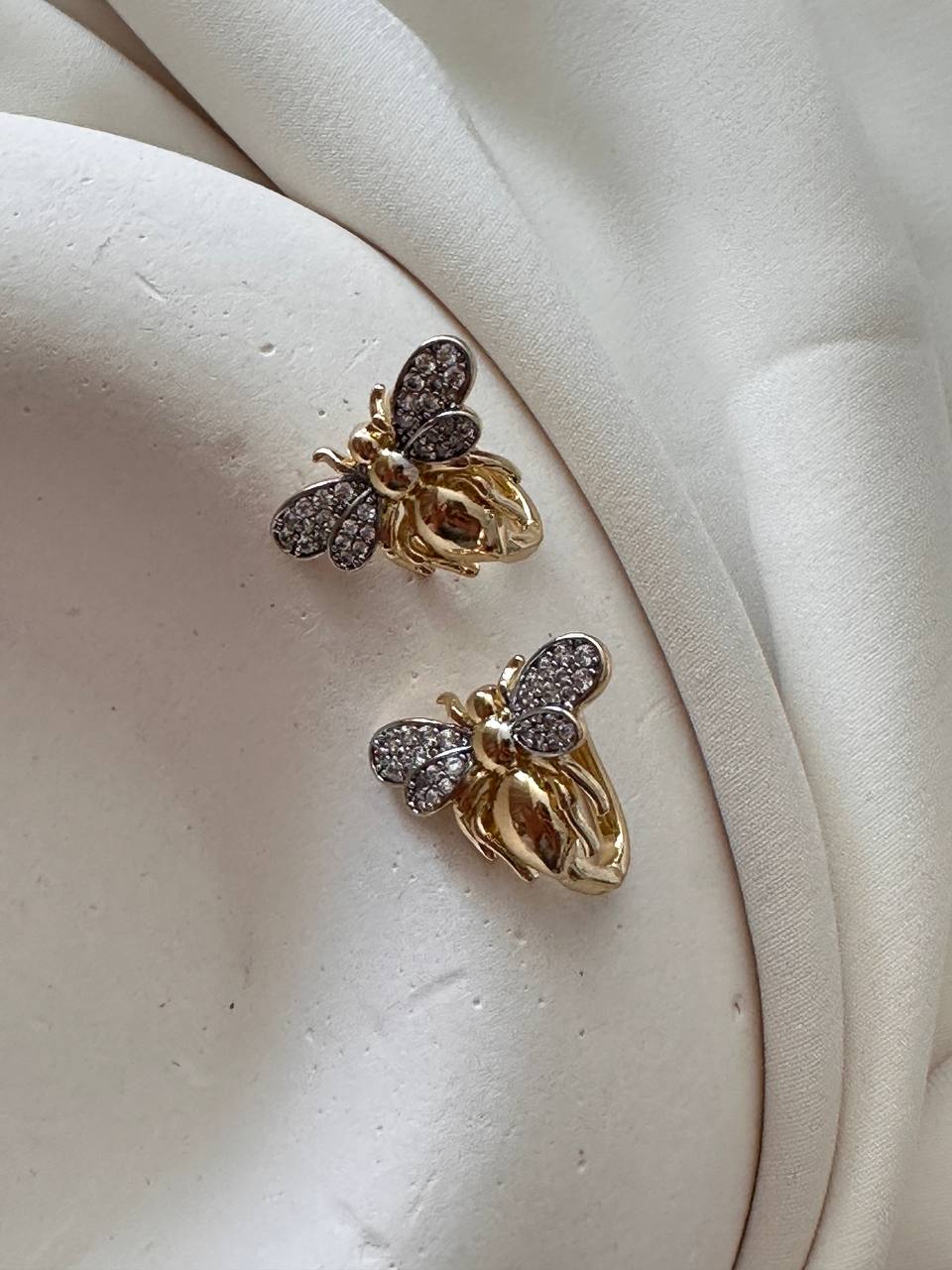 Vip Seri Gold Renk Zirkon Taşlı Arı Figürlü Rodyum Kaplama Oval Halka Küpe Genişlik 1,5 cm. Uzunluk 2,5 cm.
