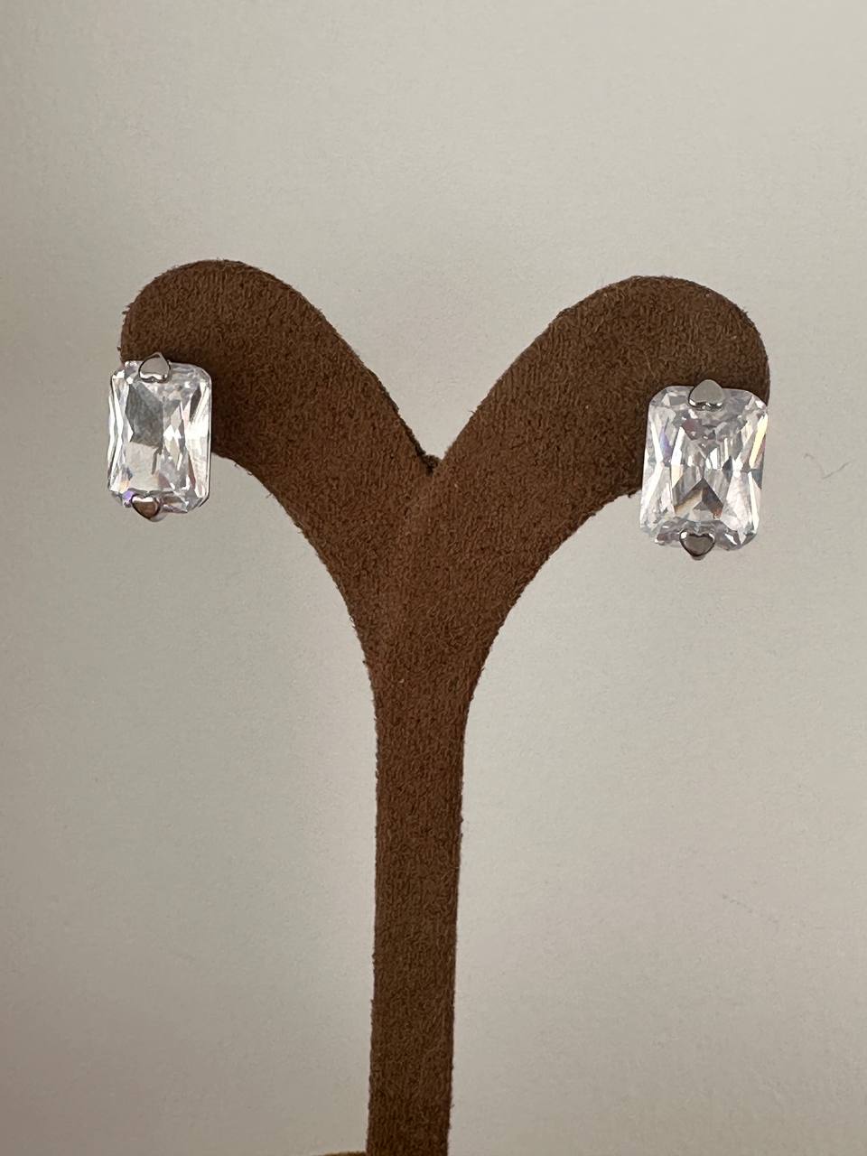 Vip Seri Gümüş Renk 925 K Gümüş Kaplama Zirkon Baget Taşlı Küpe Genişlik 1 cm. Uzunluk 1,5 cm.