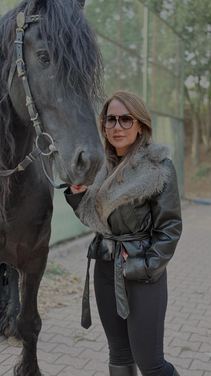 YAKASI KÜRK DETAYLI TASARIM DERİ CEKET